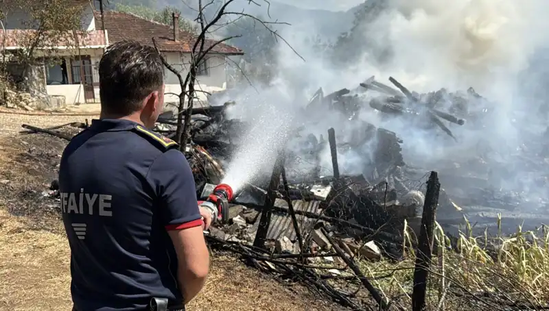 Evde Çıkan Yangın, Ormana Yayılma Tehlikesi Yarattı