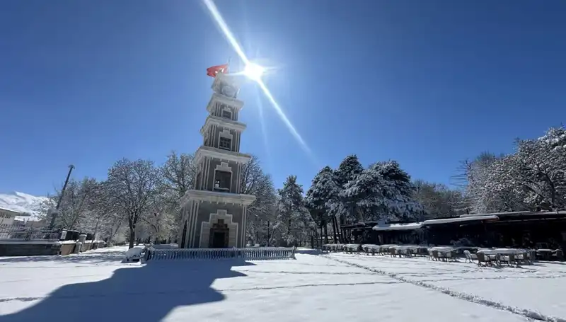 Erzincan'da Nisan Ayında Beklenmedik Kar Yağışı Yaşandı