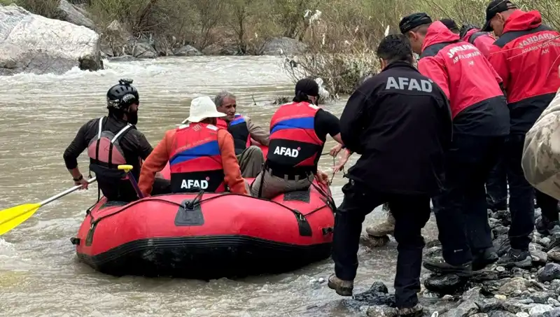 Zap Suyu Kenarında Mahsur Kalan 4 Kişi Kurtarıldı, Kurtarma Operasyonu Başarıyla Tamamlandı